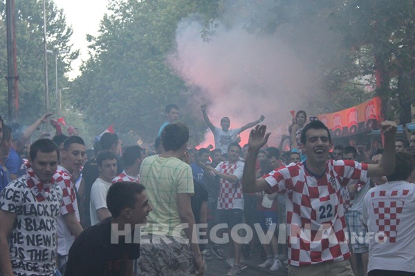 FOTO: Vatreno ludilo na ulicama Mostara