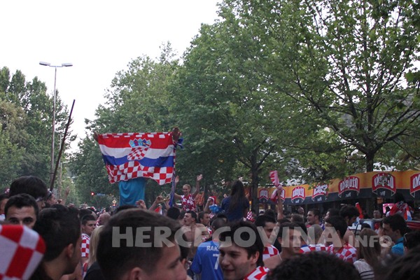 FOTO: Vatreno ludilo na ulicama Mostara