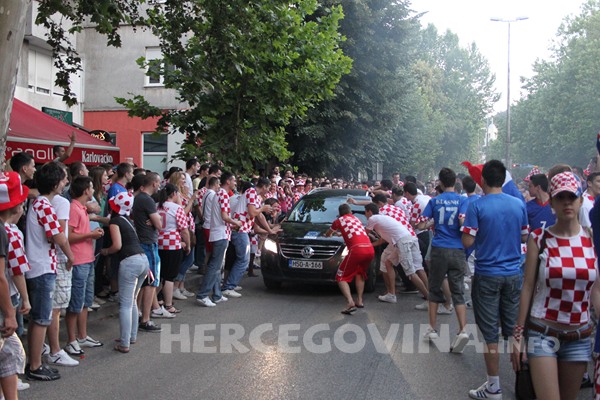 FOTO: Vatreno ludilo na ulicama Mostara
