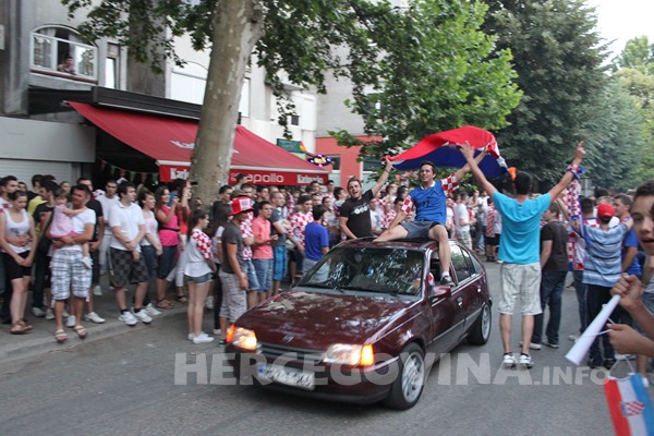 FOTO: Vatreno ludilo na ulicama Mostara