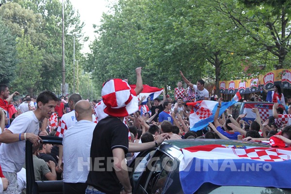 FOTO: Vatreno ludilo na ulicama Mostara