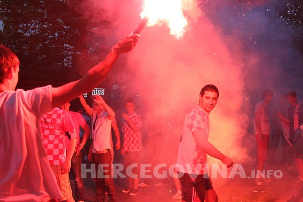 FOTO: Vatreno ludilo na ulicama Mostara