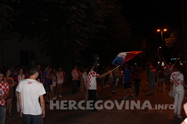 FOTO: Vatreno ludilo na ulicama Mostara