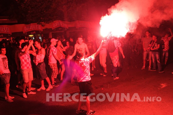 FOTO: Vatreno ludilo na ulicama Mostara