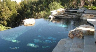 Klor iz bazena oštećuje kožu, iritira oči i nagriza zubnu caklinu