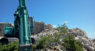 Emir Kusturica ruši staru tvrđavu u Trebinju, građani blokirali put!