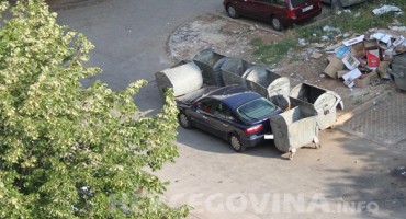 Mostar: Pješaci nemaju gdje baciti smeće