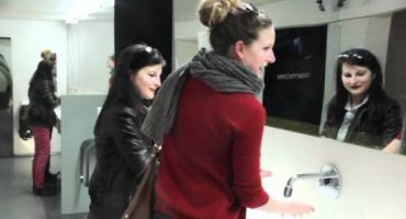 Mostarac bez dlake na jeziku: Selfie in Wc 