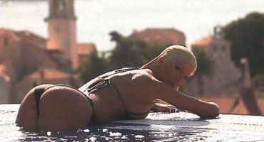 Jelena Karleuša se skinula na snimanju spota! 