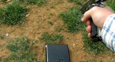 Izvrijeđala roditelje na Facebooku, otac joj izrešetao laptop