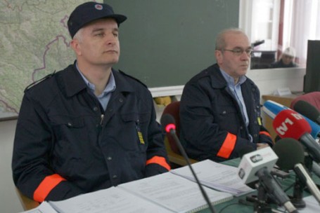 Zemlja gori, ministar se češlja