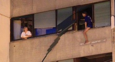 Drama u Velikoj Gorici: Muškarac visio kroz prozor i prijetio da će se baciti!