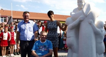 Tomislavgrad, iseljavanje, u zemljama EU, duvanjskim gastarbajterima, spomenik, zbog nedostatka posla