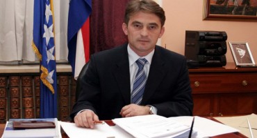 Željko Komšić slomio kuk igrajući nogomet