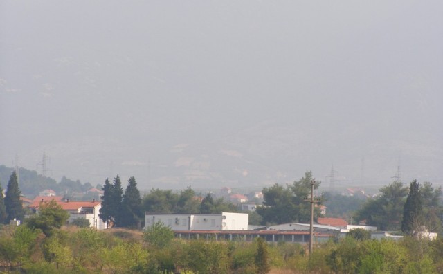 bijelo-polje-u-dimu-sa-obliznjih-brda