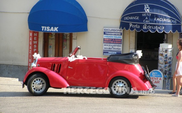 prekrasni-old-timer-fiat-balilla-cabrio-na-ulazu-u-staru-gradsku-jezgru-dubrovnika