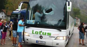 Stijena razbila autobus i onesvijestila vozača, putnik preuzeo volan i spriječio pad u provaliju