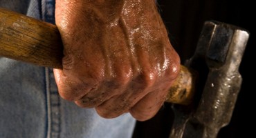 Čekićem udario u glavu službenicu u Mirovinskom 