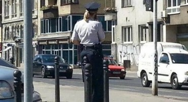 Hit fotka policajke iz Sarajeva na internetu zbog poze u središtu grada