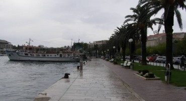 Obilne kiše u Dalmaciji: Poplavljena središta Makarske, Omiša i Šibenika!