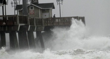 Ulicama New Yorka plove automobili, broj poginulih raste iz sata u sat, preko tri miliona ljudi je bez struje