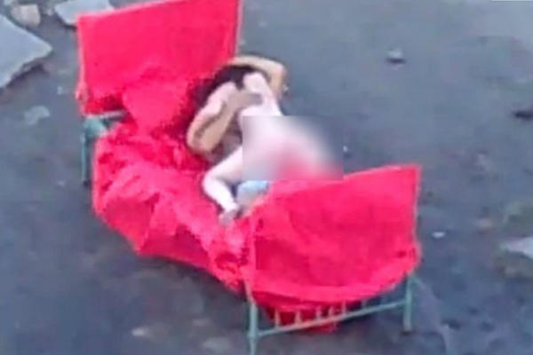Iznijeli krevet na ulicu i seksali se kao da nema nikog