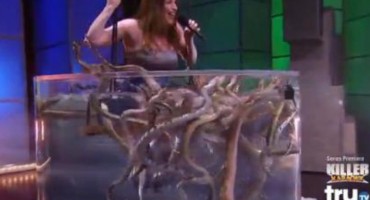 Gađaju ih zmijama, depiliraju im prsa, a ne smiju stati pjevati