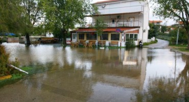 Orkanska ciklona pogodila Dalmaciju: Srušena stabla, oštećeni automobili, poplavljena obala 