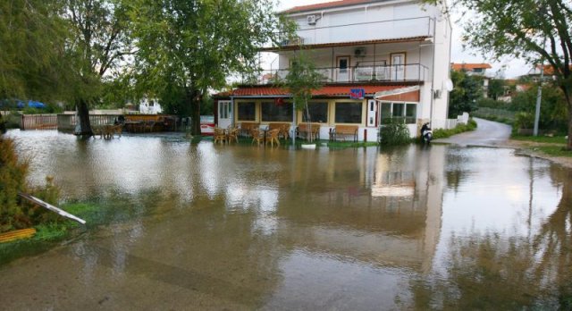 Orkanska ciklona pogodila Dalmaciju: Srušena stabla, oštećeni automobili, poplavljena obala 