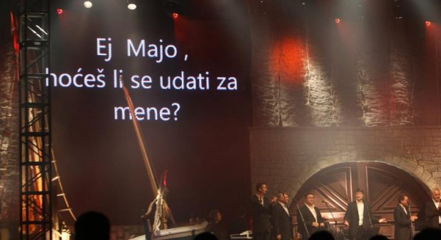 Ej, Majo, hoćeš li se udati za mene' - zaprosio je na koncertu klape