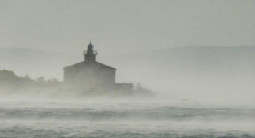 Bura već počela činiti štetu: Udari preko 130 km/h