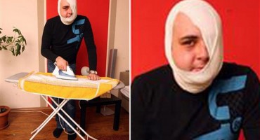 Nije šala: Peglao i gledao boks, a onda mu je zazvonio telefon