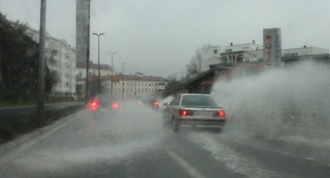 Izvješće o stanju na prometnicama: Prometuje se po mokrim, vlažnim i skliskim kolnicima