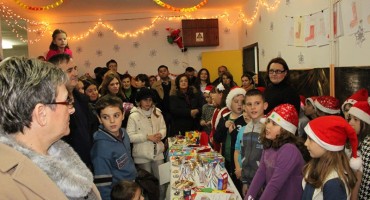 Mostar: U Trećoj osnovnoj školi otvaren Božićni sajam