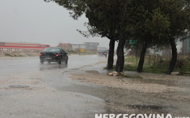 Mostar, oluja, kiša, kiša, meteorolška prognoza, vrijeme, vremenska prognoza, oprez, nevrijeme, Mostar, Livno, Konjic, nevrijeme, stanje na cestama, vremenska prognoza, Mostar, nevrijeme u Mostaru, kiša, meteoalarm, žuto upozorenje, meteoalarm, vremenska prognoza, Mostar, oluja, bura, stanje na cestama, stanje na putevima, AMS BIH, stanje na prometnicama, stanje na cestama, stanje na putevima