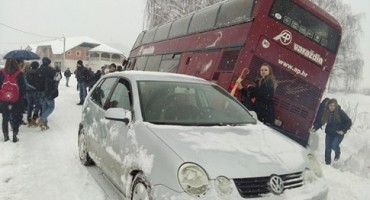 teža prometna nezgoda, autobus sletio s ceste