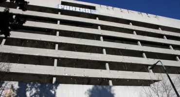 Mostar: Zgrada Staklene banke i poslije tragičnih događaja često okupljalište mladih