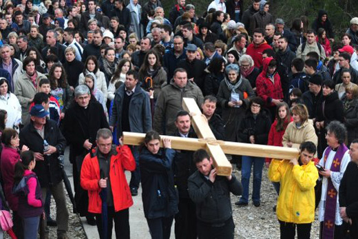 Mostar: 14. Križni put na brdo Hum