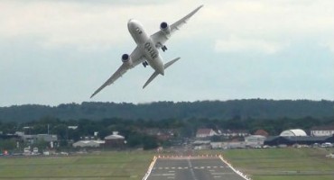 Pravi trenutak za napad panike: Putnici tijekom leta promatrali kako se zrakoplov raspada