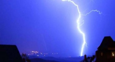 Mostar: Udar groma ostavio dio grada bez struje
