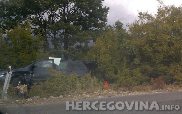 Prometna nesreća na cesti Mostar-Čitluk: Automobil završio u jarku 