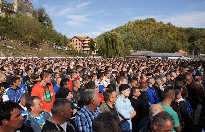 Više od 10 tisuća ljudi na sahrani trojice navijača BiH