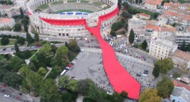 Deseta obljetnica instalacije 'Kravata oko Arene'