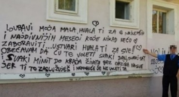 I to je moguće: Voljenoj napisao poruku na zidu kuće umjesto na facebooku