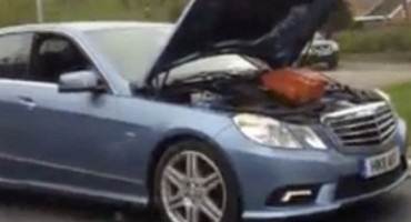 Manijak vozio 80 kilometara na sat s podignutom haubom: Punio je akumulator u vožnji