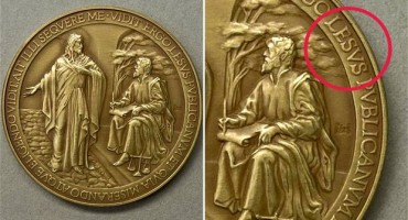 Nakon uočene pogreške povlači se više od 6000 papinskih medaljona