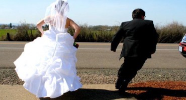 Mladoženja zaboravio mladu na benzinskoj postaji