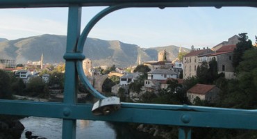 Mostar: Na pomolu nova atrakcija, ljubav zaključana na mostu
