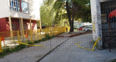 Mostar: Otpada fasada sa zgrada u Eksperimentu! Zatvorena ulica zbog sigurnosti!