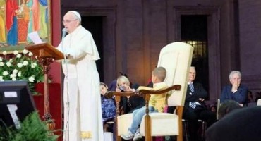 Najslađi fan: Sprijateljio se s papom, grlio ga pa sjeo na njegovu stolicu